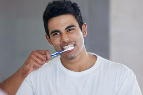 洗牙的四大误区 天天刷牙还用洗牙吗 洗牙让牙齿变松