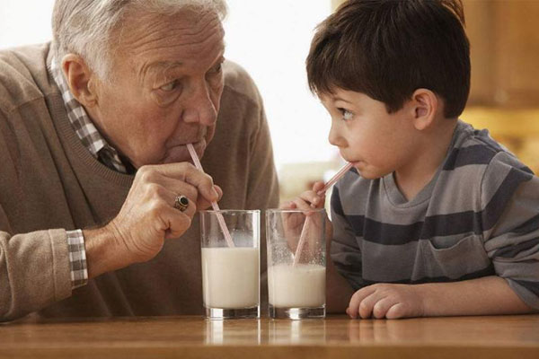 老年人喝酸奶的好处 老年人喝酸奶可以预防哪些疾病
