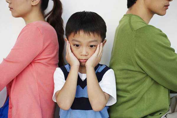 关于孩子眼睛斜视的原因 导致孩子斜视的原因有哪些 孩子为什么会斜视