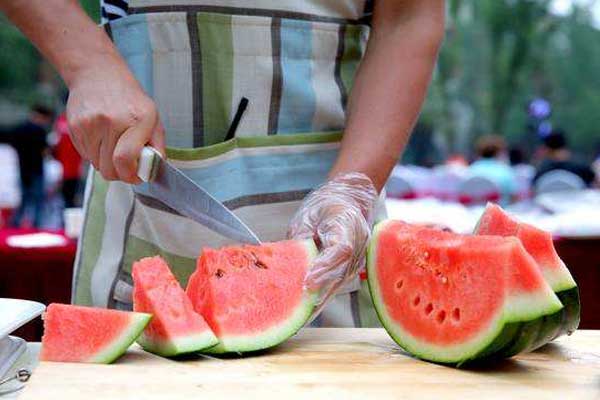 夏季安全吃西瓜 夏季食物中毒 西瓜食物中毒