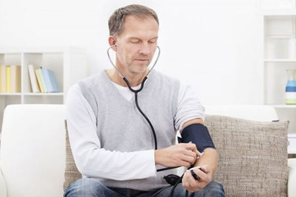 高血压如何控制 高血压的危害 高血压引起的不适