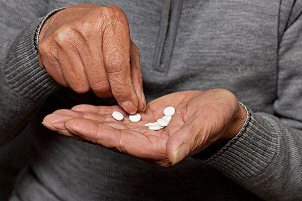 老年人用药注意什么 老年人吃药不良反应 老年人吃药用法用量
