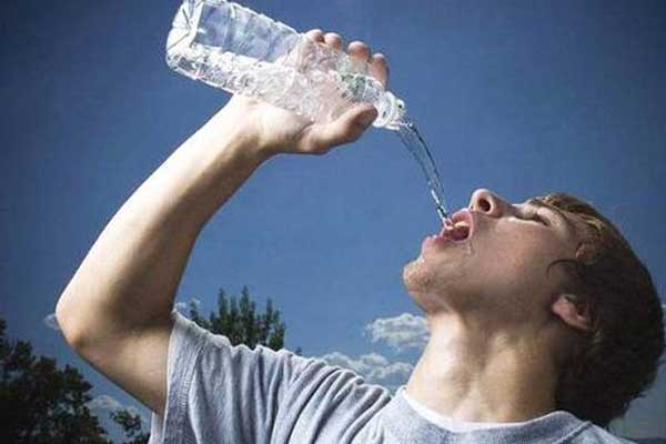 急喝水对身体的害处 急喝水对身体有哪些危害 如何健康饮水