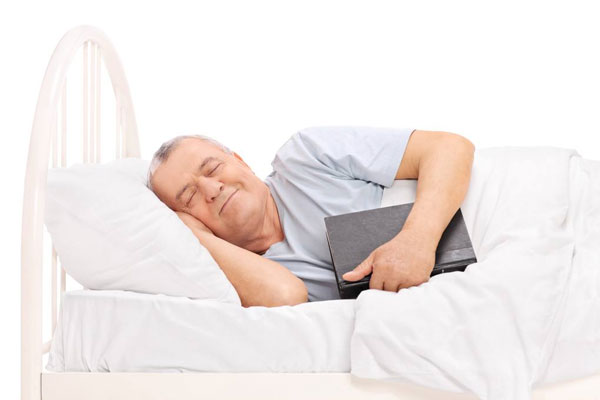 老年人奢睡的原因 老年人午睡要适量