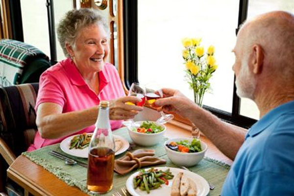 老年人饮食提倡食物清淡 吃素食可以保持皮肤的健美