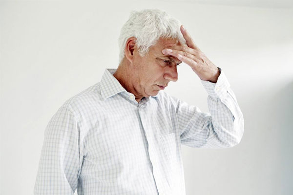 老年人头痛的治疗方法 热生姜水泡手缓解头痛