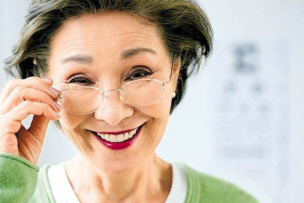 老年人眼睛疾病 老年人老花眼 老年人按摩头皮预防老花眼