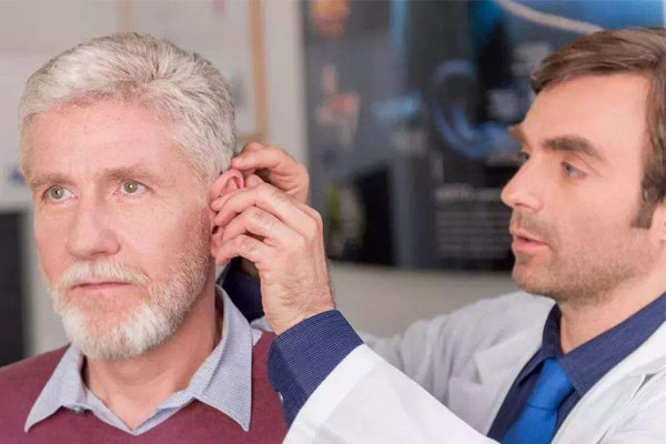 老年人的身体器官功能开始下降 保护老人听力的建议
