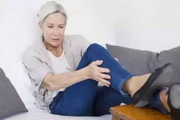 导致老人腿抽筋原因有哪些 哪些因素会导致老人腿抽筋 老人腿抽筋应注意什么