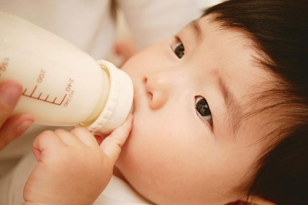 宝宝喝牛奶,宝宝喝牛奶要注意什么,宝宝要正确喝牛奶