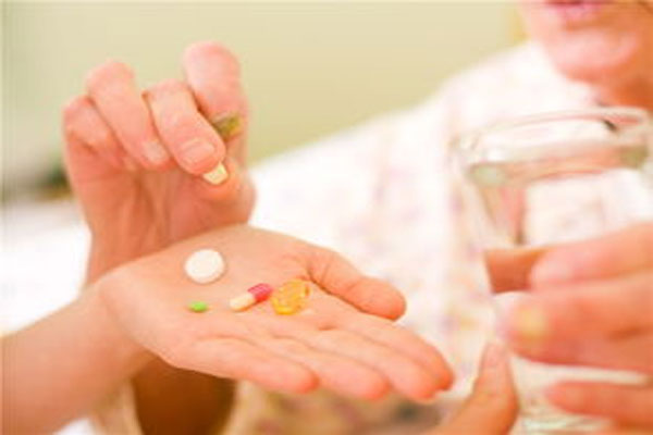 为什么老人吃药不能“一把吞” 哪些药不能一起吃 老人吃药注意事项