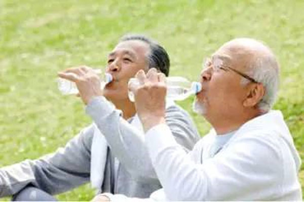 老人养生喝好三杯水 老人哪些时段喝水更养生 老人如何更好的喝水养生