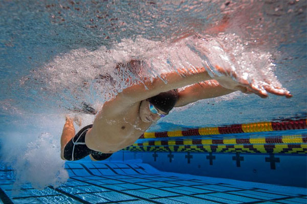 游泳时全身性运动,游泳减肥塑身,游泳的好处