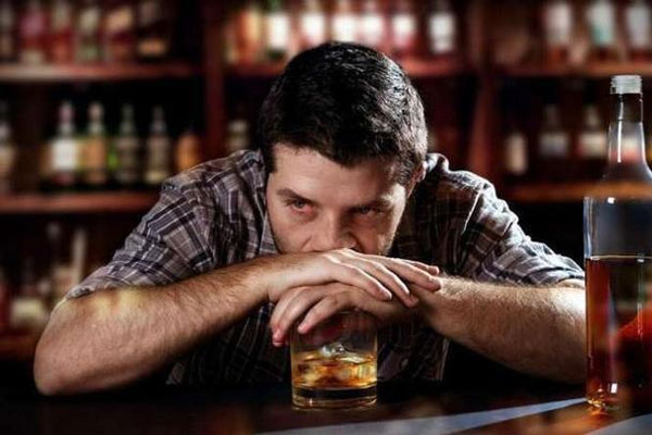 适量饮酒提升氛围,长期饮酒的危害,男人重视身体健康